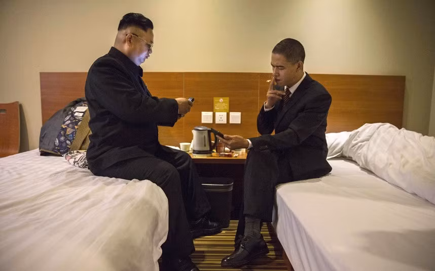 Xiao và Jia kiểm tra điện thoại trong khi chờ các cảnh quay bắt đầu.