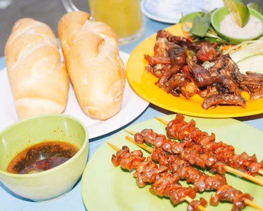 4. Cút chiên bơ (54 Đồng Nai, quận 10) mỗi chiều luôn tấp nập thực khách đến ăn hay mua về. Ngoài kỹ thuật chiên, quán ngon vỉa hè này cũng được điểm cộng về rau chua ăn kèm và nước dùng cút đậm đà. Ngoài cút, quán cũng có món mề cút rất "bắt mồi". Ảnh: Linh San.