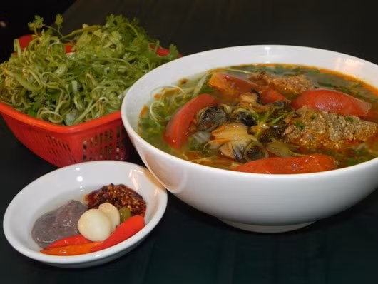 14. Bún riêu Bến Thành (cổng đường Phan Bội Châu của chợ Bến Thành) bán từ 15h hàng ngày. Mỗi tô giá 35.000-40.000 đồng. Bún riêu ở đây không có thành phần đặc biệt nhưng nhiều thực khách sẵn sàng xếp hàng để ăn.