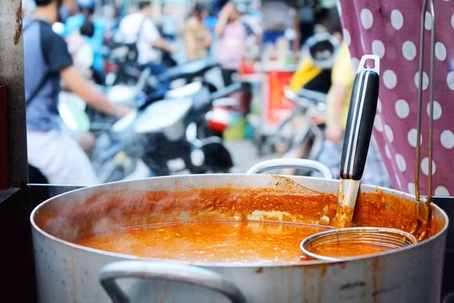 8. Há cảo, phá lấu Bò Marie Curie (cổng trường Marie Curie, quận 3): Phá lấu chế biến vừa miệng. Ăn kèm bánh mì hay mì tôm đều ổn. Điểm trừ là người bán vẫn phục vụ hơi chậm.