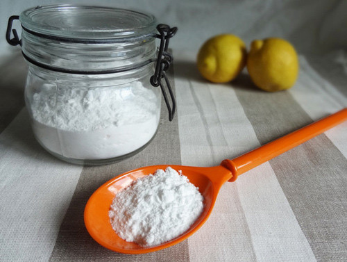 Công thức 5. Nguyên liệu gồm 1/2 thìa baking soda, 1/2 thìa nước chanh, 1 thìa mật ong. Hãy trộn đều các nguyên liệu này rồi dùng ngón tay thoa đều hỗn hợp lên da mặt theo đường tròn.