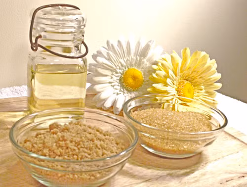 Công thức 4: Đường và dầu oliu. Lấy đường và dầu oliu theo tỷ lệ bằng nhau, bỏ vào chén rồi trộn cho đều lên. Tắm sơ qua với nước để làm ẩm da, sau đó lấy hỗn hợp thoa da và massage nhẹ nhàng để tẩy da chết.