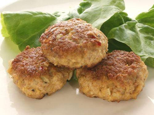 Thịt viên: Món ăn này khá đơn giản, chỉ là thịt xay được vò viên tẩm bột bên ngoài và cuối cùng cho vào chảo chiên giòn. Chúng thường được ăn cùng với một quả trứng, bánh mỳ mềm, kèm theo nước sốt và cả mù tạt nữa. Cùng với Hamberger, đây là món ăn nhanh phổ biến nhất tại Berlin.