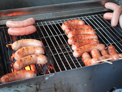 Xúc xích Đức: Nhắc đến ẩm thực Đức ta luôn nhớ tới xúc xích bởi món ăn này không chỉ kết hợp dễ dàng với nhiều món ăn khác mà nó còn được chế biến từ các nguyên liệu đa dạng. Với mỗi xúc xích đơn giản bạn chỉ cần chấm với ketchup, mù tạt hay ăn kèm với bánh mì, cải bắp ngâm chua, khoai tây hầm nhừ cũng đủ cảm nhận được hương vị cực chất và thú vị của món ăn này.