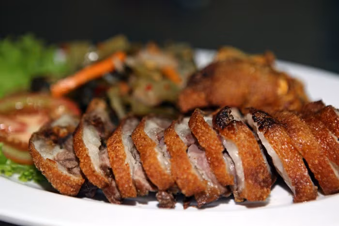 Giò heo bắp cải muối chua: Sauerkraut – Món giò heo ăn với bắp cải muối chua là một trong những món nổi tiếng nhất trong nền ẩm thực của nước Đức. Món ăn này không chỉ thường xuyên xuất hiện trên bàn ăn của người dân mà vị ngon của nó còn chinh phục rất nhiều nước lân cận.