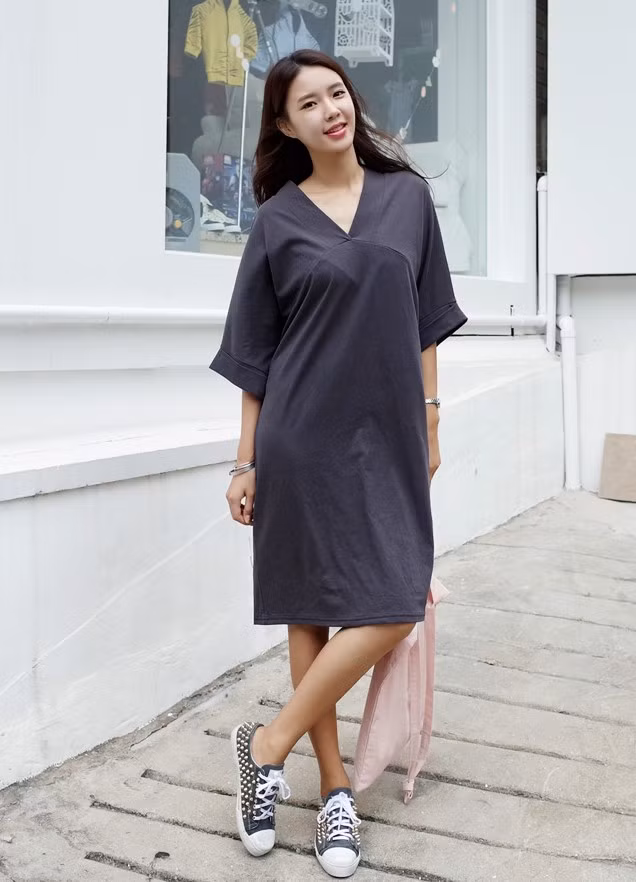 Với váy midi có thiết kế đơn giản, bạn có thể mix kèm sandals bệt hoặc giày sneakers trẻ trung.