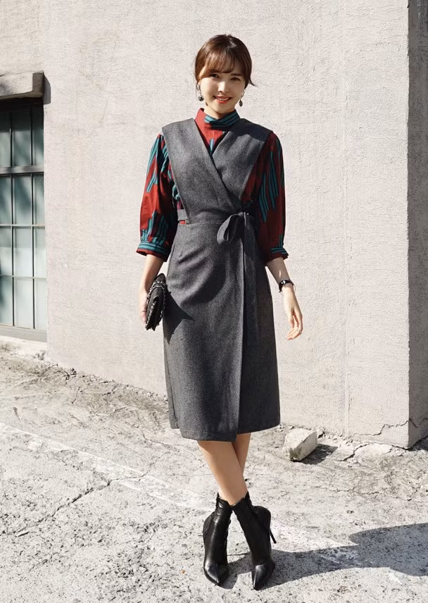 Váy gillet biến tấu với phần thắt eo điệu đà thích hợp cho dân công sở.