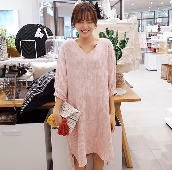 Kiểu váy dài suông với thiết kế đơn giản và chiều dài qua gối được rất nhiều bạn trẻ Hàn ưa thích.