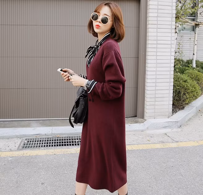 Thời trang công sở có thể tạo thêm điểm nhấn cho ngày lạnh với váy len dáng dài mix kèm sơ mi.