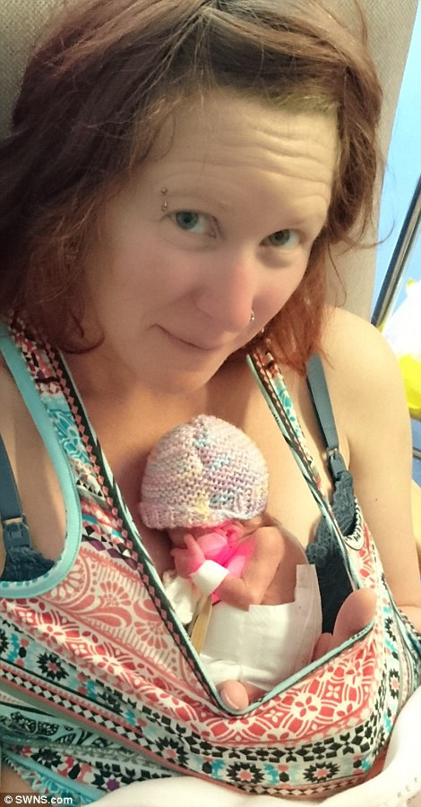 Các bác sĩ cho hay, cơ thể trẻ sinh non rất dễn hạ thân nhiệt. Lúc này, chiếc núi nhựa hoạt động như một tấm chăn ấm lên, làm nóng cơ thể nhỏ bé.