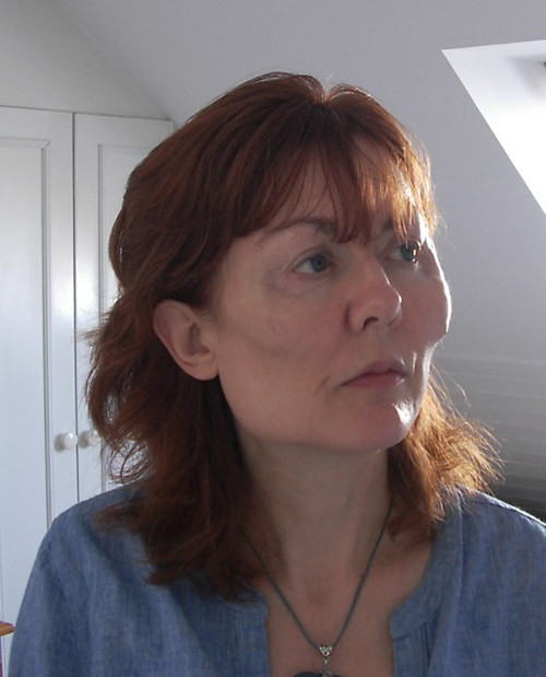 Sau khi tiêm filler, khối chất này đã xê dịch ra khỏi vị trí ban đầu và di chuyển trên khuôn mặt cô. Chúng khiến gương mặt cô Alex Laird biến dạng nghiêm trọng, méo mó kinh hoàng.