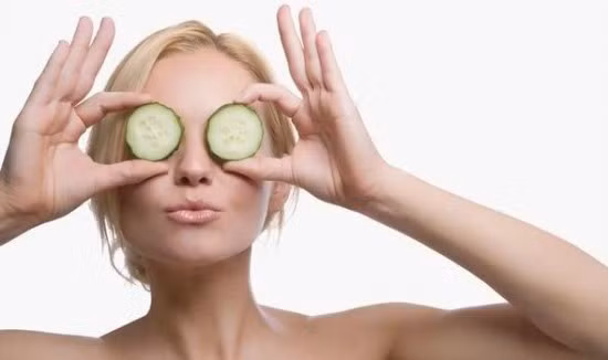 Dưa chuột. Dưa chuột thái lát mỏng sau đó đắp lên mặt. Dưa chuột có thể làm mềm và làm mới làn da, loại bỏ nếp nhăn.