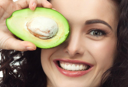 Quả bơ. Dưỡng chất từ quả bơ rất phù hợp để điều trị nếp nhăn dưới mắt. Nghiền nát 1 miếng bơ trộn với lòng đỏ trứng gà và mật ong, đắp mặt tạo thành mặt nạ và để khoảng 20 phút. Sau đó rửa sạch mặt với nước ấm.