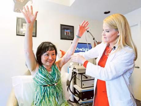 Trước khi thực hành, bệnh nhân sẽ được tiêm thuốc an thần và kem làm tê liệt trên da. Sau đó, các bác sĩ sẽ đeo kính an toàn và chiếu tia laser lên trên các vết sẹo này.