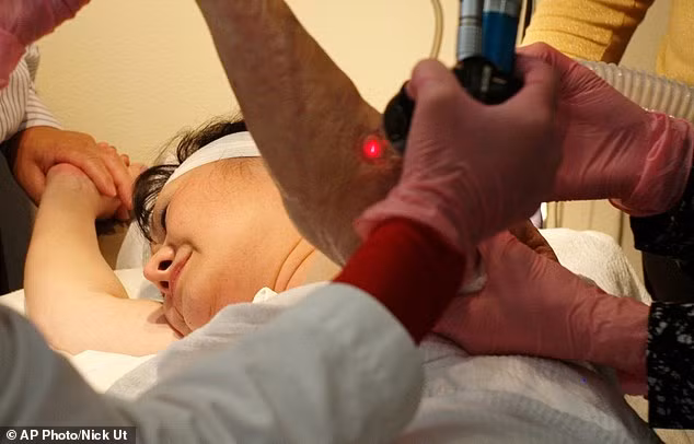 Bác sĩ Waibel cho rằng bà Phúc sẽ cần đến 7 đợt điều trị trong vòng 8-9 tháng tới, mỗi lần tiêu tốn từ 1.500 đến 2.000 USD. Waibel sẵn sàng thực hiện miễn phí cho "em bé" năm xưa.