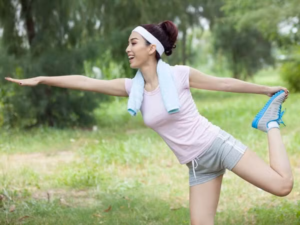 Bài tập tốt cho mặt. Nụ hôn kéo dài 5 phút mỗi ngày có thể giữ cho cổ và đường viền hàm dưới của bạn ngay ngắn hơn. Hôn là một bài tập tốt cho cơ mặt.