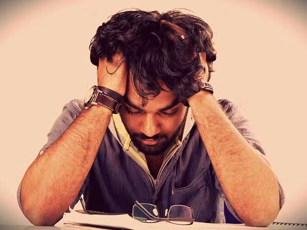 Ôm hôn giúp giảm đau đầu. Ôm là một trong những cách tốt và tự nhiên nhất để bớt đau đầu. Khi ôm, mạch máu sẽ giãn nở làm giảm cơn đau. Ôm cũng giúp chị em giảm cơn đau bụng kinh.