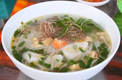 Bún cá: Đây là một món đặc sản miền Tây với những biến tấu khác nhau như bún cá Châu Đốc, bún cá Kiên Giang, bún cá Sóc Trăng,... Không giống món bún cá của người miền Trung được chế biến từ cá biển, bún cá miền Tây được chế biến từ những con cá lóc béo tròn trên các dòng sông, đồng ruộng ở đây. Tuy là một món ăn bình dị nhưng chứa đựng cả một bức tranh quê hài hòa giữa sắc và vị.