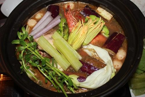 Lẩu mắm: Lẩu mắm là món ăn đã có ở Cần Thơ từ rất lâu đời và được khen là món ăn ngon nhất nhì ở miền Tây sông nước mà du khách không thể bỏ qua. Nguyên liệu chính được làm từ mắm sặc hay mắm cá linh ở xứ Châu Đốc - An Giang, nước lẩu được nấu từ mắm với nước dừa hoặc nước hầm xương heo.