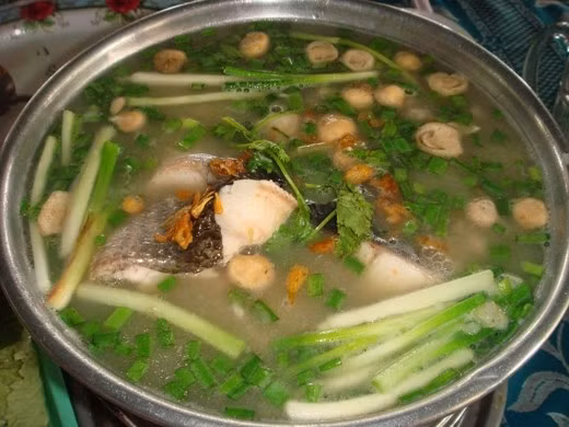 Cháo cá lóc: Đây là món ăn dân dã, đặc trưng của vùng sông nước miền Tây nhưng lại là một đặc sản để đón tiếp du khách. Cháo cá lóc ở miền Tây thường được chia làm hai loại là cháo cá lóc rau đắng hoặc cháo cá lóc rau mồng tơi. Cá lóc đồng sau khi làm sạch, đem luộc chín, lột da và lấy hết xương, thịt cá trắng tinh được xếp gọn gàng trên đĩa. Tùy sở thích mà người ta có thể ăn kèm món này với nấm rơm, thêm rau đắng hoặc rau mồng tơi, cải xanh. 