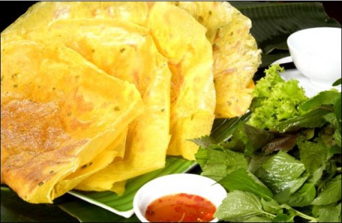 Bánh xèo: Bánh xèo là loại bánh dân gian có vị ngon đặc biệt, kết hợp được những đặc trưng của văn hóa ẩm thực dân gian Tây Nam bộ. Trước tiên, ta lựa loại gạo ngon, ngâm qua đêm cho mềm, rồi cho vào cối xay thành bột. Sau khi xay xong, dùng vải mỏng lược bỏ tạp chất, sẽ cho ra một loại bột thật mịn. Dùng bột nghệ pha với bột cho có màu vàng hấp dẫn, sau đó cho vào bột một ít nước cốt dừa, có nơi còn cho thêm trứng gà để bánh thơm và giòn hơn.