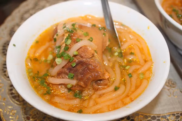 Bánh canh: Bánh canh miền Tây có nhiều loại gồm bánh canh giò heo, bò viên, cua, ghẹ, tôm nước cốt dừa... Nước dùng bánh canh sánh, hơi sền sệt được nấu chung với sợi bánh làm từ bột gạo hoặc bột lọc cùng nguyên liệu ăn kèm. Món ăn này đã trở nên quen thuộc với đời sống ẩm thực của người miền Tây và họ có thể ăn món này vào bất cứ thời điểm nào trong ngày.