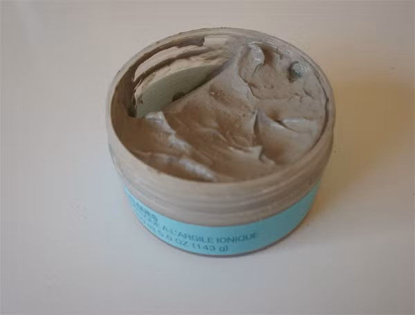 Đây là hỗn hợp đất sét gồm sét Trung Quốc, bùn biển và sét do nung nhiệt có chứa các ion âm tự nhiên, tác động như một chiếc điện cực lấy đi hết các bụi bẩn, dầu thừa nằm sâu trong các lỗ chân lông. Mặt nạ này có giá khoảng 600.000đ.