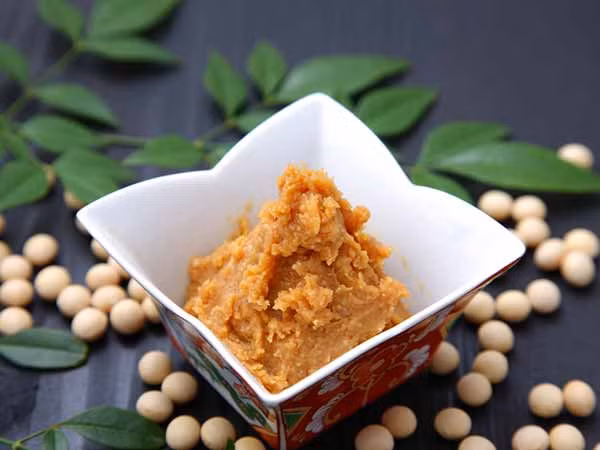 Nhờ vào chất Genistein, một isoflavone thực vật có trong súp Miso có tác dụng ức chế các tế bào ung thư sinh sản và phát triển. Cơ chế chính của nó là ngăn ngừa cung cấp máu cho tế bào ung thư, khi các tế bào này không được cung cấp máu, chúng sẽ không thể phát triển được và từ từ bị tiêu diệt.