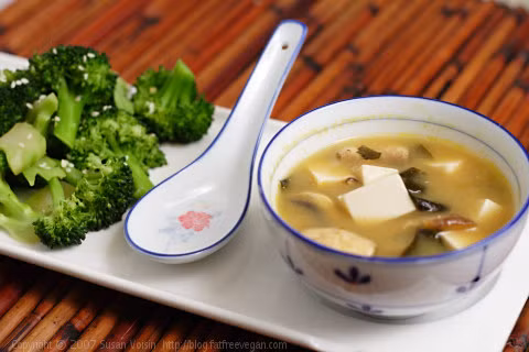 Súp miso giàu chất chống oxy hóa. Món súp này giàu vitamin B, sắt, ma giê, can xi, kẽm và các chất chống oxi hóa, giúp bảo vệ tế bào khỏi sự tấn công của các gốc tự do, phóng xạ và các hóa chất ô nhiễm bên ngoài.