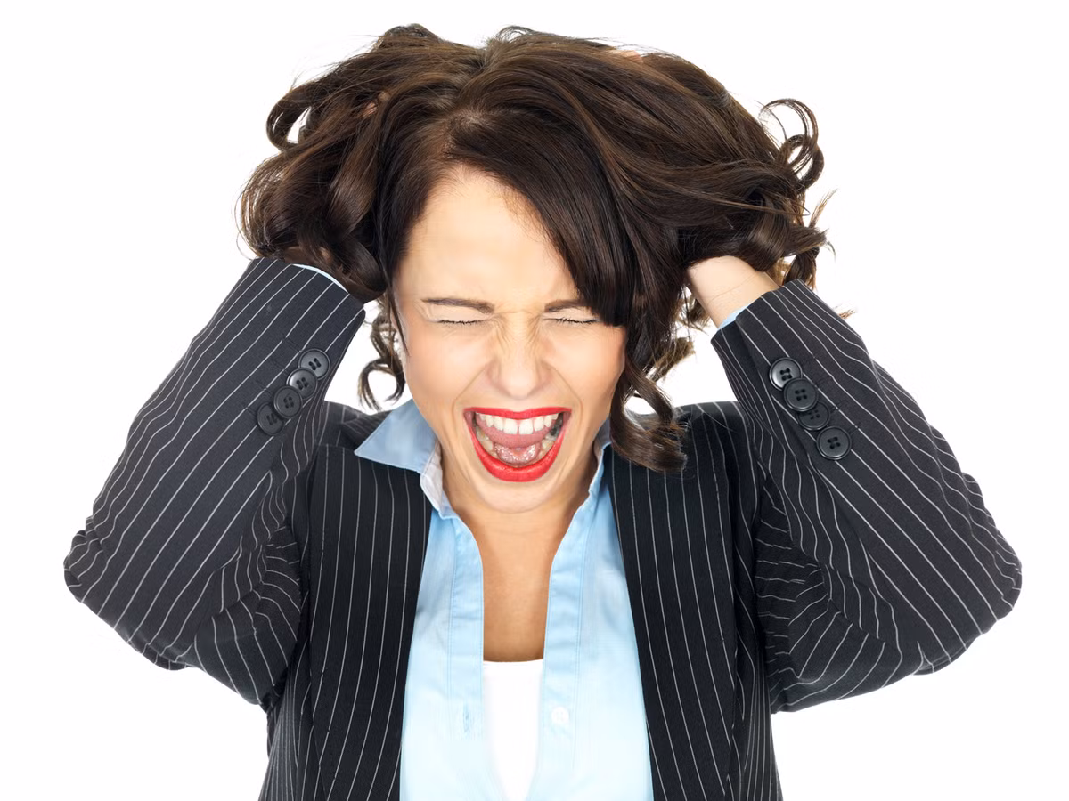 Hội chứng tiền kinh nguyệt. Trước mỗi kỳ nguyệt san, hầu hết phụ nữ đều cảm thấy “núi đôi” căng tròn, dẫn đến cảm giác khó chịu. Ngoài hiện tượng đó, các bạn sẽ có thêm một vài dấu hiệu lạ như dễ cáu gắt, bị đầy hơi, thèm ăn, mọc mụn trứng cá, đau đầu...Những hiện tượng này được gọi là hội chứng tiền kinh nguyệt (PMS), chúng được coi như dấu hiệu báo trước thời kỳ kinh nguyệt sắp đến.