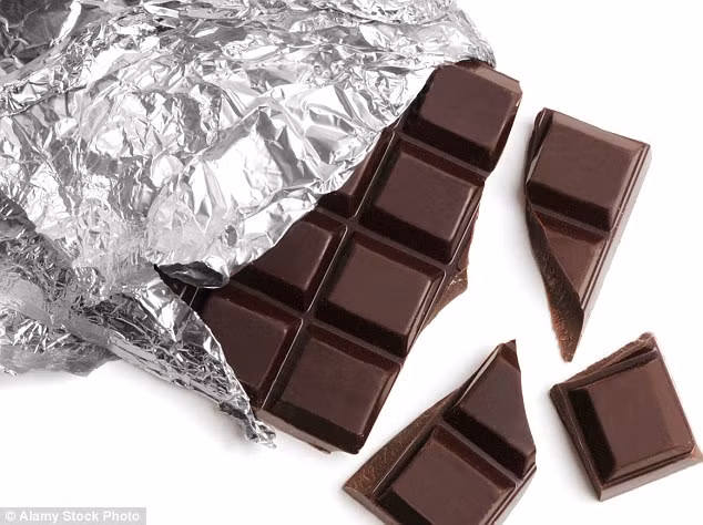 Socola giúp tư duy chính xác. Dưỡng chất catechins được tìm thấy trong socola có tác dụng tăng cao khả năng tư duy.