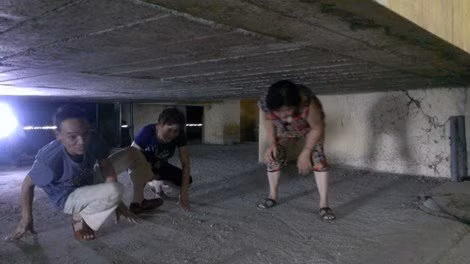 Bi hai chuyen di thang may... phai bo o Ha Noi-Hinh-4