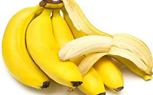 Vỏ chuối cắt thành miếng nhỏ khoảng 3 – 4 cm dùng xoa lên vết mụn từ 10 – 15 phút.