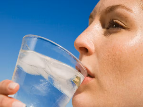 Uống nhiều nước. Uống nhiều nước không chỉ giúp da bạn luôn căng bóng khỏe mạnh. Mỗi ngày bạn nên uống từ 2 – 2.5l nước. Hơn nữa bạn cũng nên uống 1 cốc nước chanh mỗi ngày: Chanh vốn là thực phẩm giảm béo rất tốt, nó chứa nhiều Vitamin C, acid chanh, acid quả, nhiều nguyên tố khác… rất tốt để giảm béo mặt. Mỗi ngày chỉ cần uống một cốc nước chanh sẽ giúp bạn có được làn da săn chắc, có tính đàn hồi.