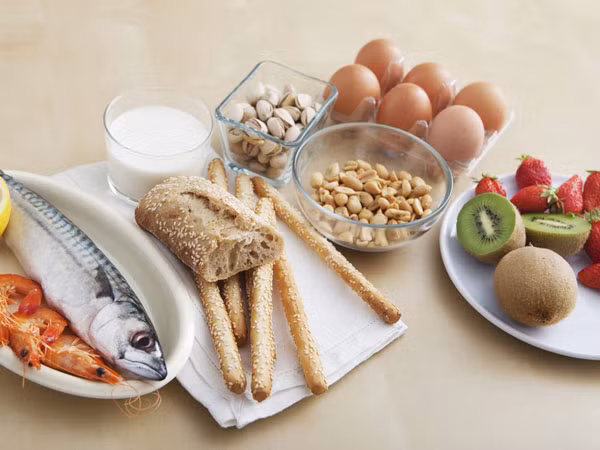 Cẩn trọng với các thực phẩm gây dị ứng. Một số người có cơ địa dị ứng thường phản ứng với các loại thực phẩm như lạc, trứng hay tôm...Rối loạn tiêu hóa khi ăn đồ ăn này dẫn đến khuôn mặt bạn bị sưng vù, phát ban.