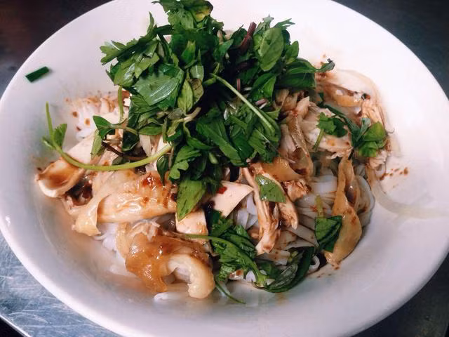 Phở gà trộn Mã Mây. Đây là một trong những quán món ăn trộn ngon ở Hà Nội. Bát phở gà trộn đầy ăm ắp, da gà vàng óng ánh, xen lẫn hành tây xắt nhỏ, kết hợp với vị thơm của hành lá, rau thơm xanh mướt bắt mắt vô cùng. Thịt gà dai ngọt, da gà không ngấy, khi ăn cảm nhận rõ độ giòn rất thú vị. Điều làm nên sự hấp dẫn cho món phở gà trộn chính là nước sốt màu nâu đậm đà hòa cùng hương vị của nước tương, vị cay nhẹ của ớt băm nhuyễn.