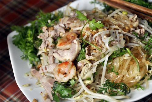 Miến trộn Thái Lan phố Nguyễn Biểu. Nguyên liệu cho món miến trộn Thái Lan khá đơn giản, chỉ gồm miến, giá đỗ, bò tái, một vài miếng thịt lợn luộc thái khúc, rắc lên trên là lạc rang cùng rau mùi tươi nhưng lại rất ngon và hấp dẫn bởi hương vị chua mát lạ miệng.