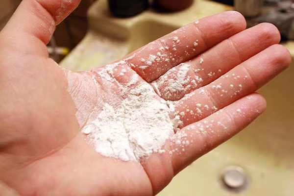 Các nhà khoa học cho rằng một lượng nhỏ phấn rôm khi thoa vào vùng kín có thể xâm nhập vào buồng trứng và dẫn đến viêm nhiễm, tạo điều kiện cho tế bào ung thư phát triển.