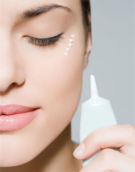 Retinol có tác dụng xây dựng một lớp collagen dày hơn khiến da trông trẻ trung và mượt mà hơn. Ngoài ra, điều trị nếp nhăn bằng các chất chống oxy hóa khác như vitamin C cũng mang lại hiệu quả tương tự.