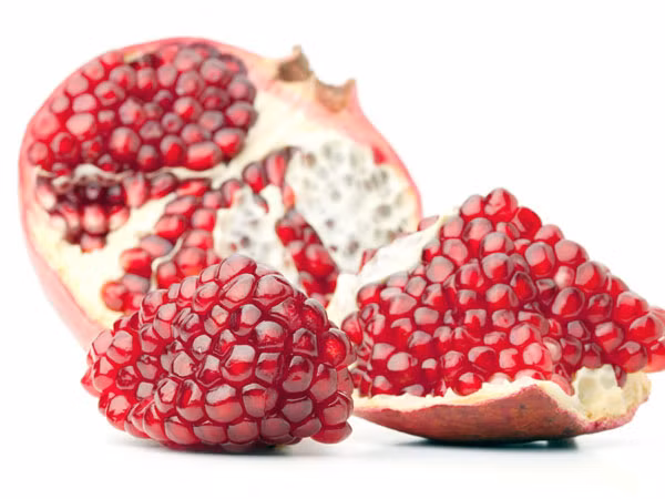 Vỏ quả lựu. Khi ăn lựu, đừng vứt vỏ đi, bởi vỏ quả lựu có thể giúp tẩy tế bào da chết, dưỡng ẩm, ngăn ngừa mụn và làm mờ các nếp nhăn.