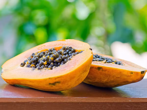 Vỏ đu đủ. Rửa sạch vỏ đu đủ rồi xay nhuyễn, trộn phần vỏ này với 2 thìa cà phê mật ong và 1 thìa cà phê nước cốt chanh và bôi lên da, thư giãn trong tầm 15 phút rồi rửa sạch với nước ấm. Mặt nạ này sẽ giúp da giảm bớt các vết xỉn màu.