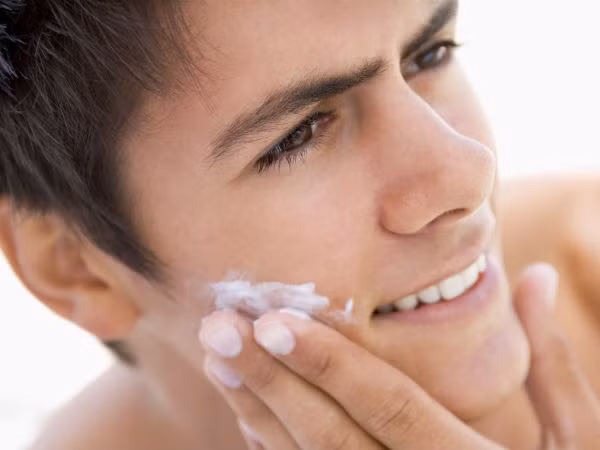 Kem chống lão hóa là sản phẩm đa chức năng? Nhiều chị em nghĩ rằng, em chống lão hóa da ban đêm là những loại kem đa tác dụng. Theo đó họ nghĩ rằng chỉ một loại kem này có thể chăm sóc của tất cả các vấn đề về da. Chẳng hạn như nếp nhăn, đốm đen, vết sẹo, chim chân…