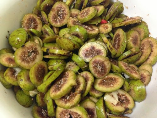 Sung muối chua ngọt. Cầm cuống cắt các quả sung vào một chậu nước pha dấm loãng để ngâm cho sung ra bớt nhựa, vớt ra xả lại với nước rồi để ráo. Để sung muối được ngon quan trọng nhất là cách pha dung dịch ngâm sung. Nếu muốn dùng để ăn dần thì các bạn cũng thái mỏng sung, pha loãng hỗn hợp dấm đường nước mắm tỏi ớt với nước lọc rồi ngâm với sung. Dụng cụ đựng tốt nhất các bạn nên dùng lọ thủy tinh, trữ trong ngăn mát tủ lạnh có thể để được 3 tháng.