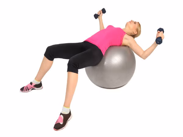 Nâng tạ căng cơ ngực. Bài tập nâng tạ căng cơ ngực này có tác dụng củng cố vùng ngực đáng kể, giúp loại bỏ chất béo thừa, chất trực tiếp nuôi tế bào ung thư. Tuy nhiên, bạn không nên nâng tạ quá nặng.