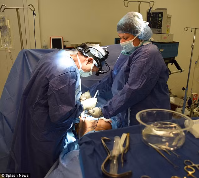 Trước khi ca phẫu thuật diễn ra, người đẹp đã gửi lời cảm ơn để bác sĩ tái tạo vú đã giúp cô có được vòng 1 như ý.