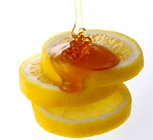 Cắt đôi quả chanh và để vào trong bát nhỏ. Bổ sung thêm vài giọt mật ong và trộn lẫn lên phần tép chanh. Sử dụng hỗn hợp này thoa lên môi mỗi ngày có thể giúp môi sáng màu hơn.