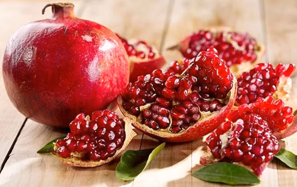 Lựu trị thâm môi. Xay lựu lấy bã và trộn với sữa dạng kem nguyên chất và chà xát lên môi, để trong 15 phút rồi rửa sạch. Phương pháp này cũng giúp môi được hồng hào, cấp nước cho đôi môi căng mọng.