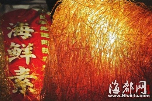 Vây cá mập làm bằng cao su. Đầu năm 2013, một đoạn video phát sóng trên Đài truyền hình trung ương Trung Quốc khiến nhiều người không khỏi sốc, khi một số nhà hàng ở Bắc Kinh, Trịnh Châu và Nam Kinh sử dụng vây cá mập giả.