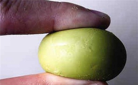 Trứng gà giả nảy cao như bóng. Ngày 9/1/2012, một người đàn ông họ Vương ở thành phố Yên Đài, tỉnh Sơn Đông tiết lộ anh mua phải những quả trứng giả tại chợ. Khi Wang muốn đập quả trứng ra để nấu ăn, anh để ý một quả trứng cứng như đá. Khi đập vỡ quả trứng, lòng trắng đã bị đông đặc và màu sắc chuyển sang màu vàng. Wang sau đó thử nấu quả trứng xem nó có hiện tượng gì. Trong khoảng 20 phút nấu quả trứng, lòng đỏ bắt đầu trở nên rất dẻo và nó có thể nảy cao 20cm khi rơi xuống đất.