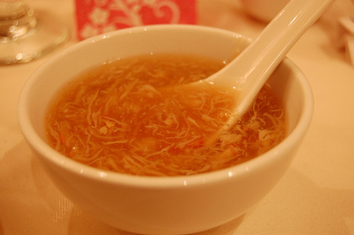 Vây cá mập giả được làm từ gelatine, sodium alginate,chất màu và không có giá trị dinh dưỡng. Giáo sư Zhu Yi – Đại học Nông nghiệp Trung Quốc cho hay, qua phân tích mẫu vây cá mập giả chứa chất độc trichloroacetone còn vượt ngưỡng. Các chất làm vây cá mập giả khi nấu ở nhiệt độ hơn 100 độ C sẽ phân hủy thành các chất axit kết hợp chất béo tạo thành trichloroacetone.